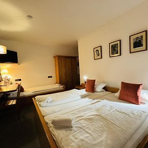 Classic Dreibettzimmer